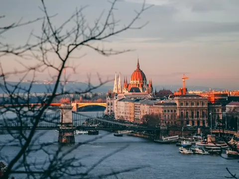 Vista del Parlamento de Budapest y el Puente de las Cadenas desde la colina de Buda