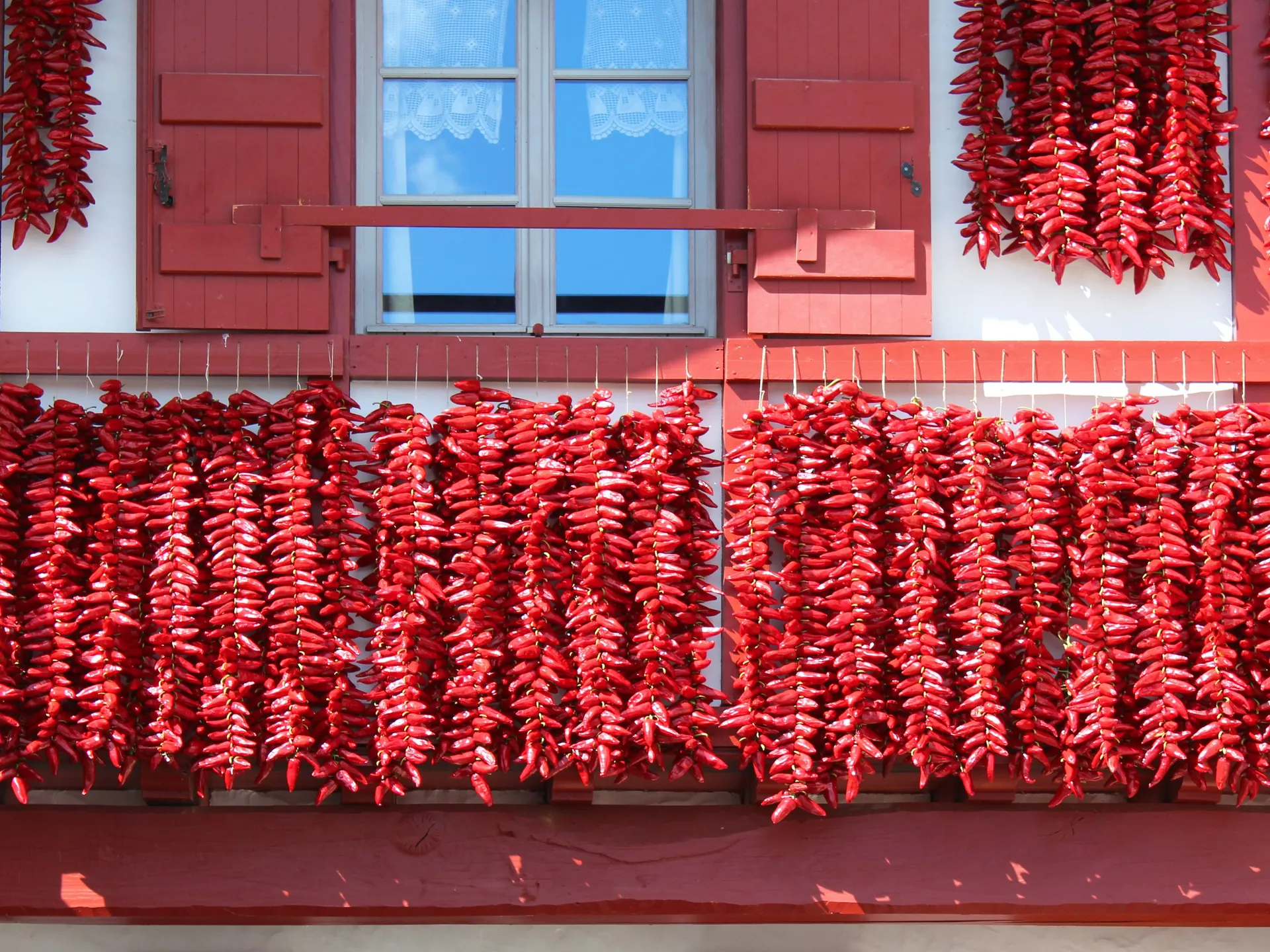 Pimientos de espelette secando en una fachada