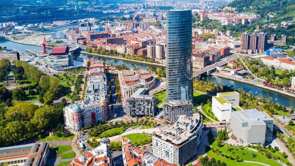 Vista aérea de Abandoibarra con la Torre Iberdrola y la ría de Bilbao, símbolo de la renovación urbana