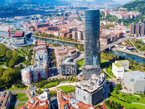 Vista aérea de Abandoibarra con la Torre Iberdrola y la ría de Bilbao, símbolo de la renovación urbana