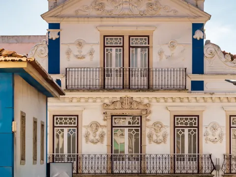 Edificio histórico en la plaza de Ericeira, Portugal