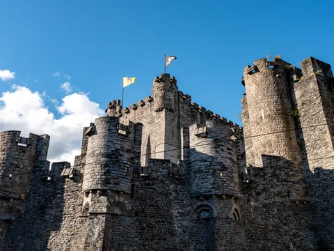 También conocido como el Castillo de los Condes de Gante, en el casco urbano.