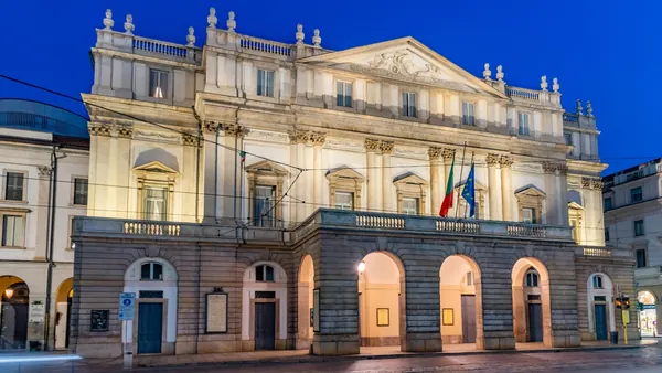 Fachada iluminada del Teatro alla Scala en el centro de Milán