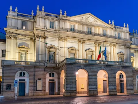 Fachada iluminada del Teatro alla Scala en el centro de Milán