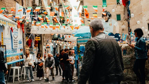 Callejón del Barrio Español en Nápoles, Campania, Italia