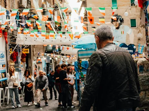 Callejón del Barrio Español en Nápoles, Campania, Italia