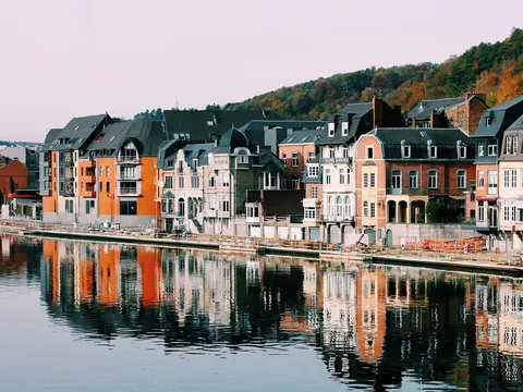 Reflejo de las fachadas de Dinant, Bélgica