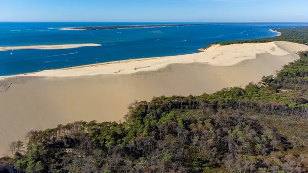 Vista aérea de la imponente Duna de Pilat y su vegetación.