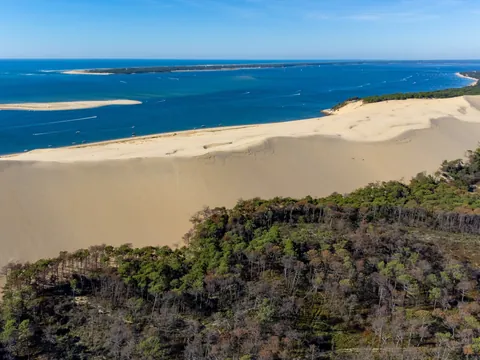 Vista aérea de la imponente Duna de Pilat y su vegetación.
