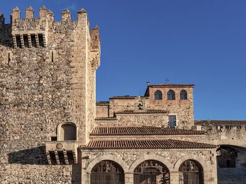 Torre de Bujaco y Ermita de la Paz en Cáceres, España.