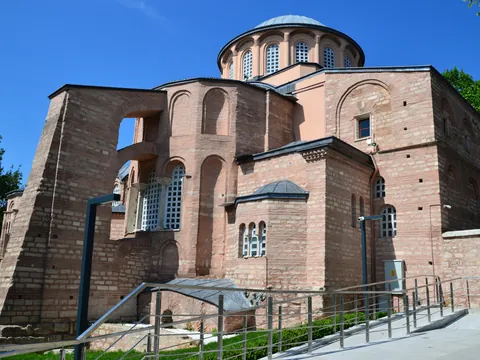 La iglesia de San Salvador de Chora destaca por sus mosaicos y frescos bizantinos que narran siglos de historia.