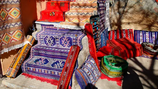 Mercado de artesanía bereber en el valle de Ourika, Marruecos