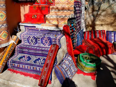 Mercado de artesanía bereber en el valle de Ourika, Marruecos