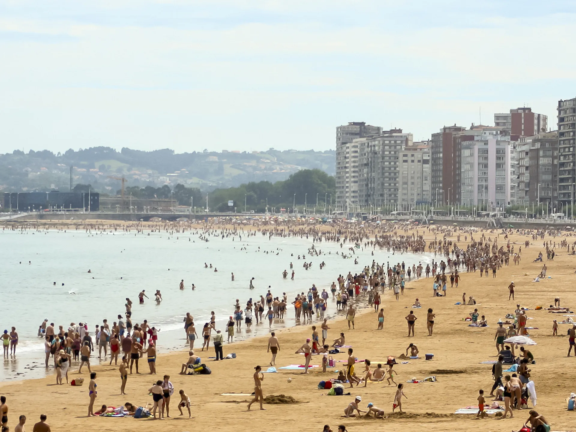 Playa San Lorenzo - Qué ver y qué hacer en Gijón y sus alrededores en 2023 - Blog - Buendía Tours