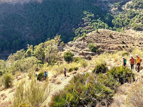 Senderistas bajando sendero de la vía ferrata Caminito del Rey, El Chorro