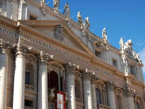 Detalle de la fachada de la Basílica de San Pedro