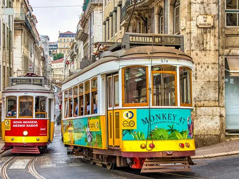 Tranvías históricos circulando por las calles del centro de Lisboa, Portugal.