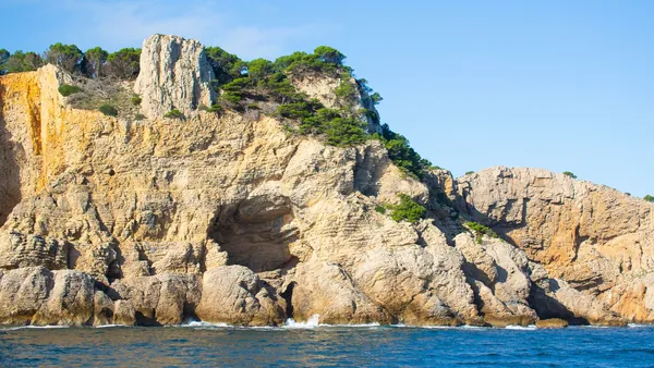 El  Parque Natural del Montgrí, repleto de cuevas y rocas.