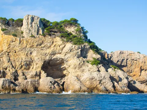 El  Parque Natural del Montgrí, repleto de cuevas y rocas.