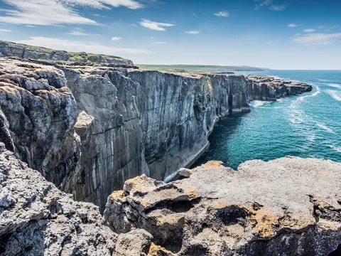 Acantilados frente al océano Atlántico en El Burren, Irlanda