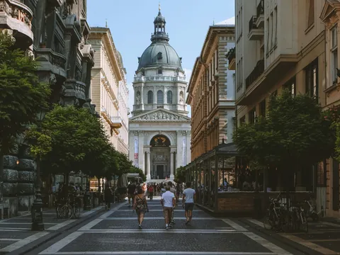 Calle peatonal del centro de Budapest con vista a la Basílica de San Esteban