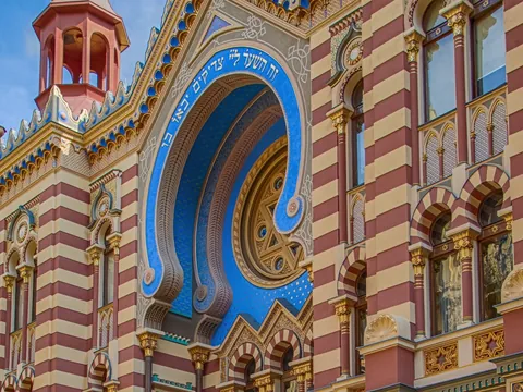 Fachada de la Sinagoga en el Barrio Judío de Praga