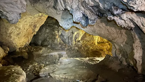 Cueva de los Murciélagos que se visita durante unos minutos en este entorno montañoso.