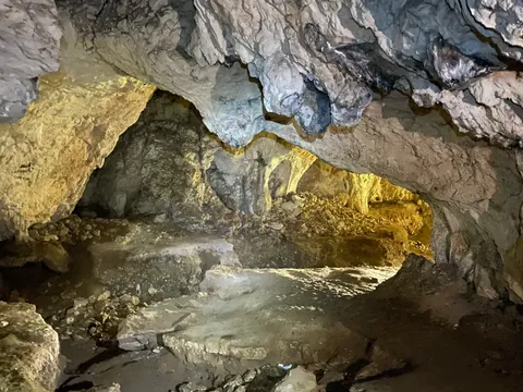 Cueva de los Murciélagos que se visita durante unos minutos en este entorno montañoso.