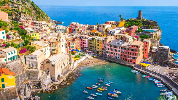 La primera parada del recorrido será el pintoresco y colorido pueblo de Manarola.