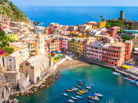 La primera parada del recorrido será el pintoresco y colorido pueblo de Manarola.