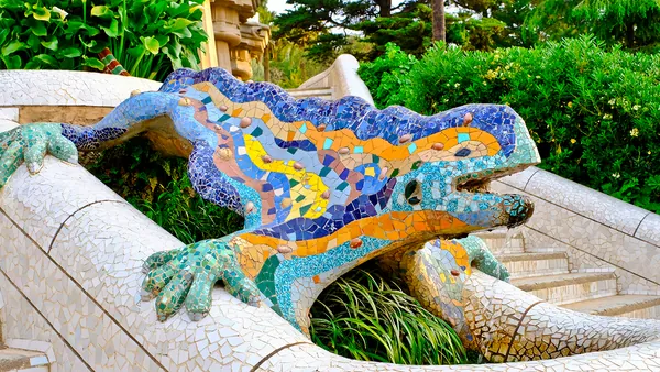 Salamandra de mosaico en la escalera monumental del Park Güell de Barcelona