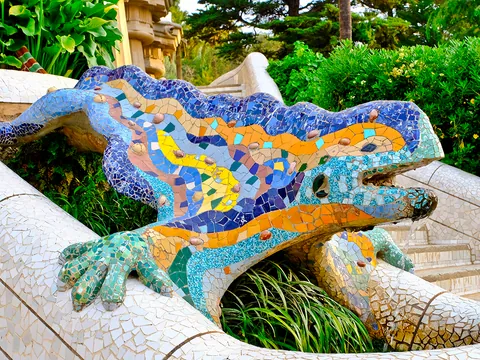 Salamandra de mosaico en la escalera monumental del Park Güell de Barcelona