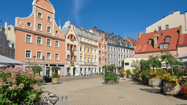 Recorre el centro repleto de anécdotas con este tour a pie por el casco histórico de Riga.