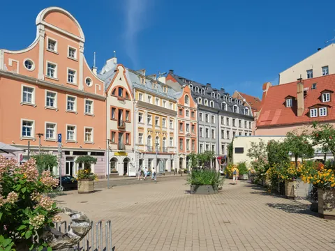 Recorre el centro repleto de anécdotas con este tour a pie por el casco histórico de Riga.
