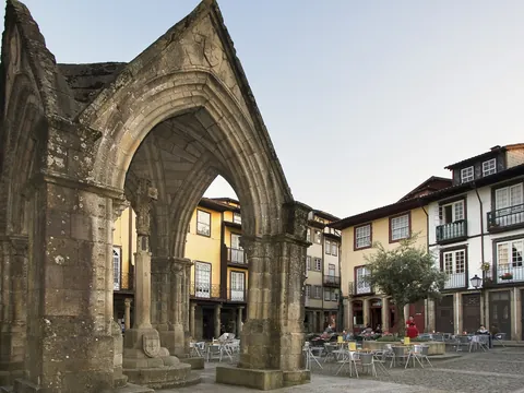 Monumento del Padrão do Salado en la plaza del casco histórico de Guimarães.