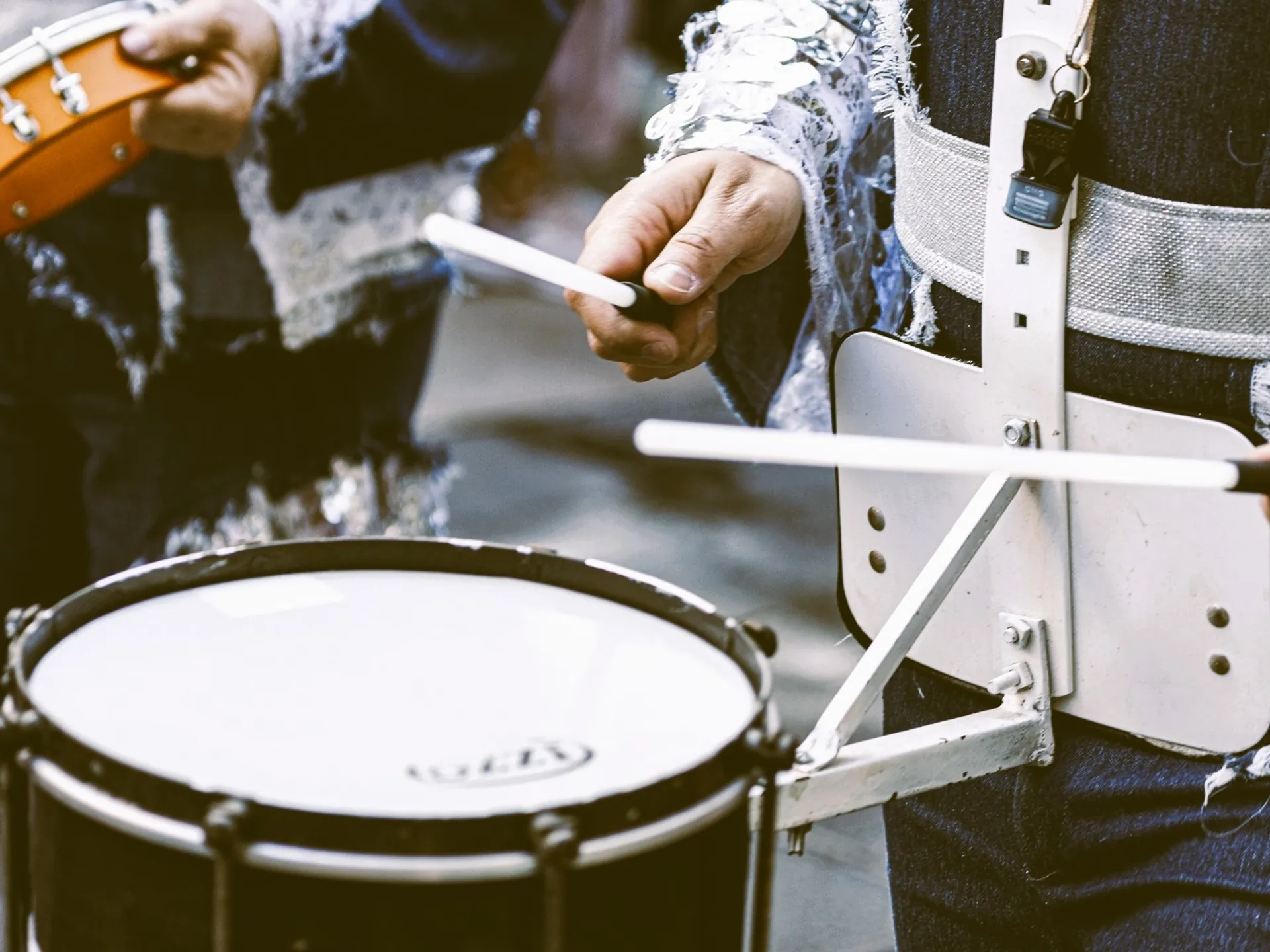 Músicos tocando tambores en el Carnaval de Santa Cruz de Tenerife