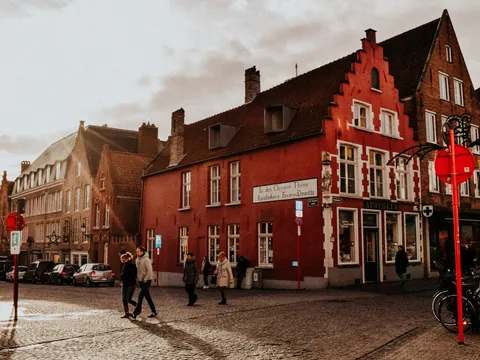 Calles y casas en el centro histórico de Brujas, Bélgica