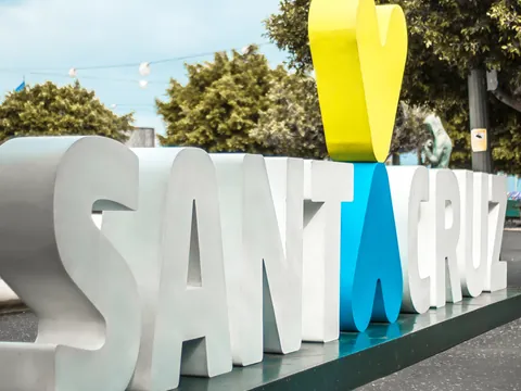 Letrero de Santa Cruz en la Plaza de España.