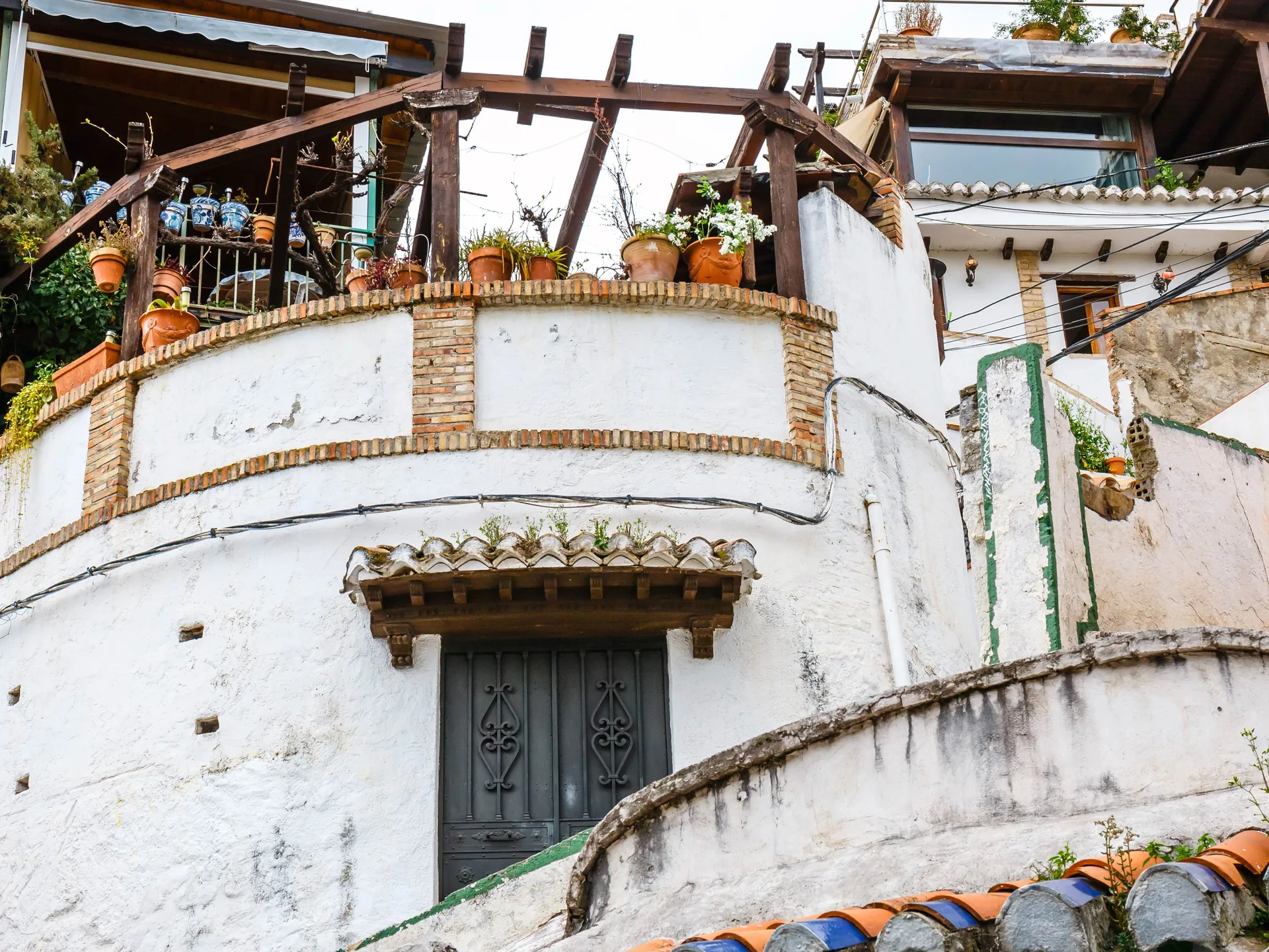  Vista de una estrecha calle en Albaicín en Granada con una terraza - Mejores terrazas de Granada - Blog - Buendía Tours