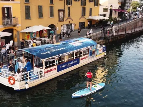 Paseo en barco por los canales Navigli de Milán con bebida y aperitivos