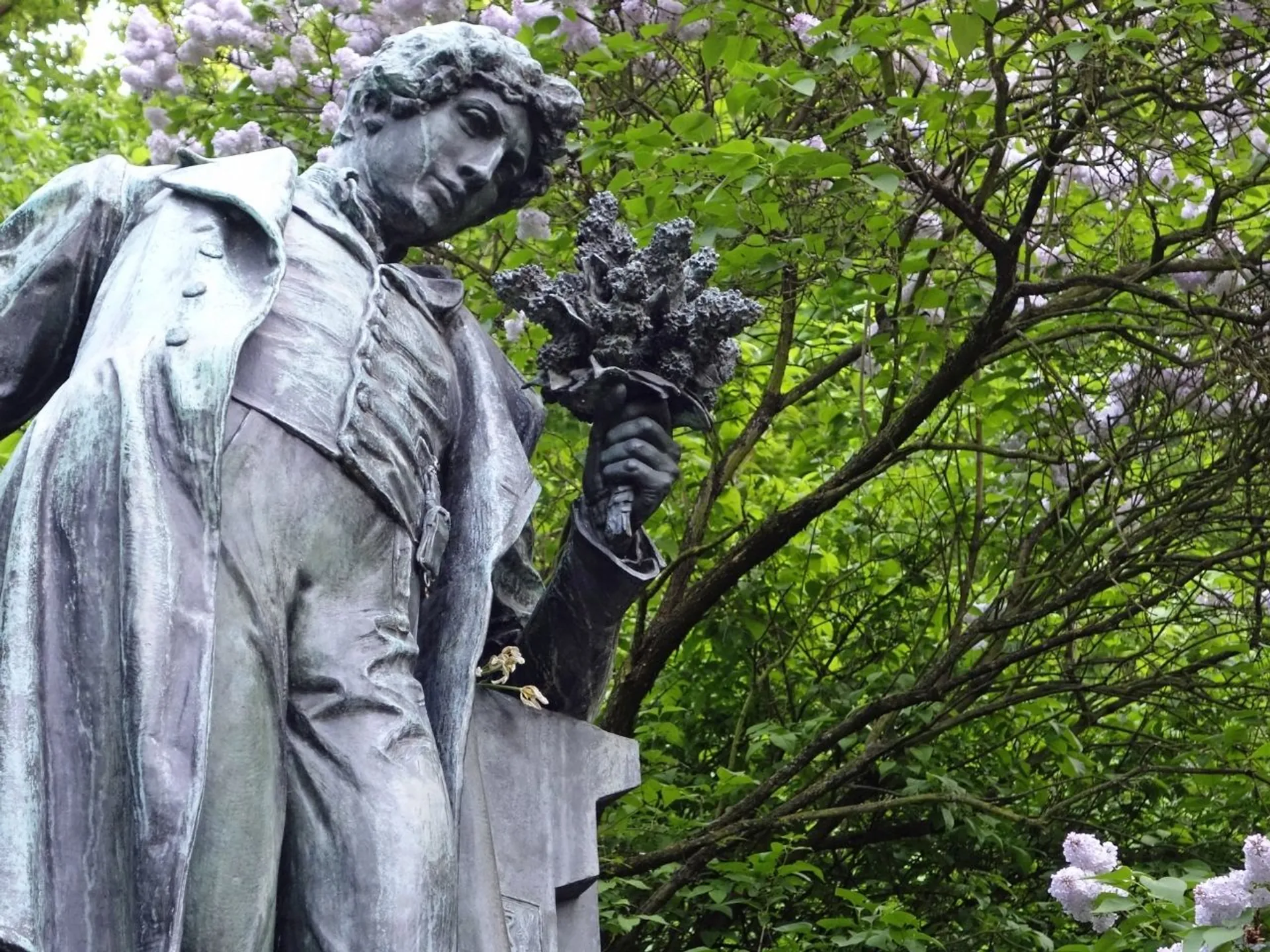 escultura-poeta-karel-hynek-macha-praga-buendia-tours