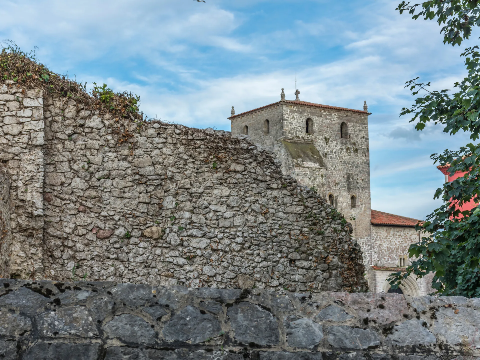 Muralla y castillo en Llanes