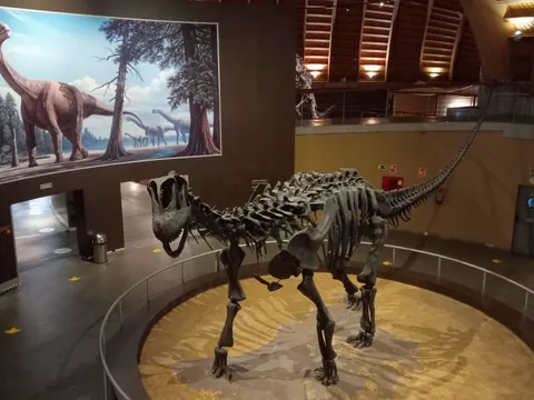 Esqueleto de dinosaurio en el Museo Jurásico de Asturias, Colunga