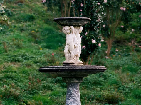 Fuente ornamental en los jardines privados de Fonte Baxa, Luarca, Asturias