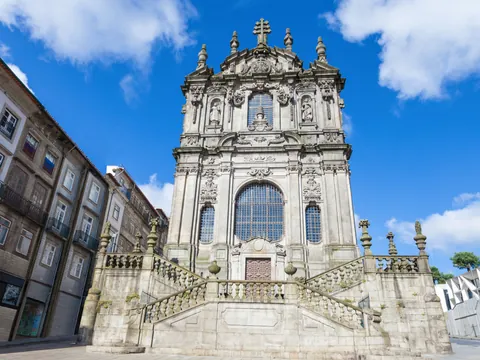 Iglesia y Torre de los Clérigos, uno de los puntos imprescindibles en este tour a pie por Oporto en grupos reducidos.