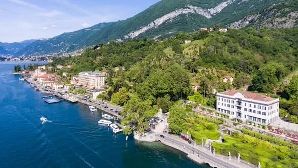Un paseo en barco por el Lago de Como revela villas, jardines y pueblos como Bellagio o Varenna desde otra perspectiva: la más pausada, la más clara.