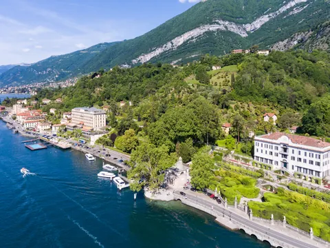 Un paseo en barco por el Lago de Como revela villas, jardines y pueblos como Bellagio o Varenna desde otra perspectiva: la más pausada, la más clara.