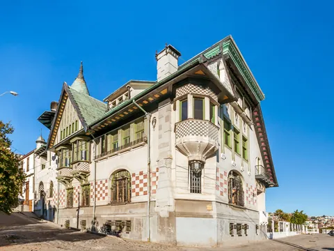 El Palacio de Baburizza es la sede del Museo de Bellas Artes de Valparaíso.