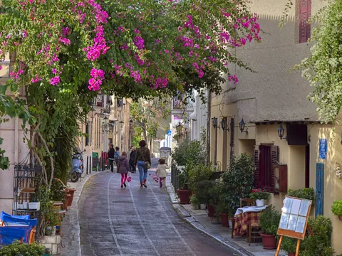 Pasearemos por las calles del barrio de Plaka mientras admiramos las coloridas casas.