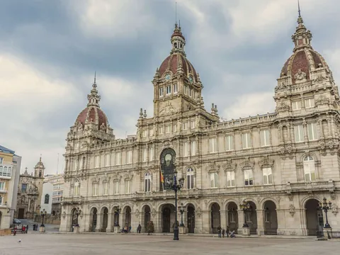 excursión a Coruña Betanzos desde Santiago Compostela visita guiada Ayuntamiento Oalacio Municipal Plaza Maria Pita Galicia
